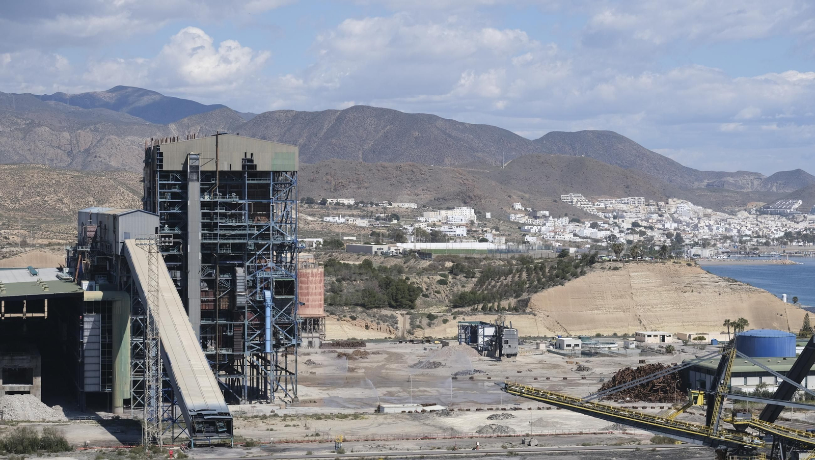 La voladura-demolición de la central térmica de Endesa en Carboneras, en imágenes