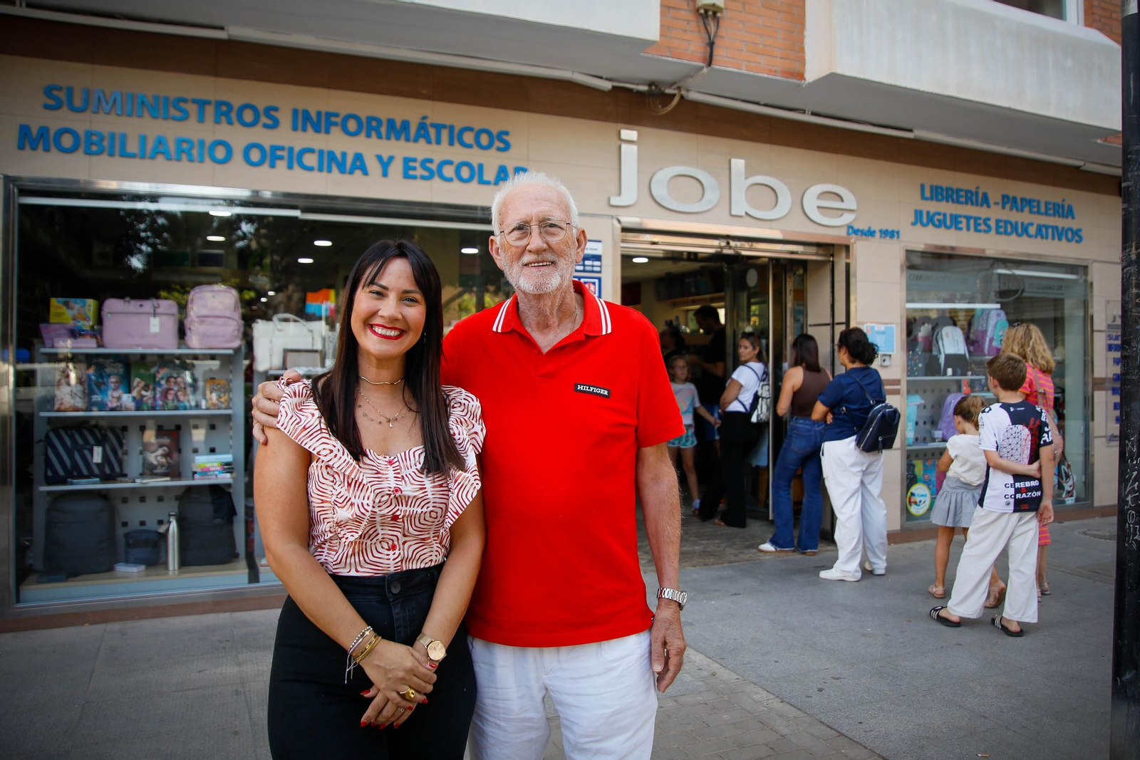 Ana y José Manuel mientras la cola salía ya por la puerta. Eran las siete de la tarde.