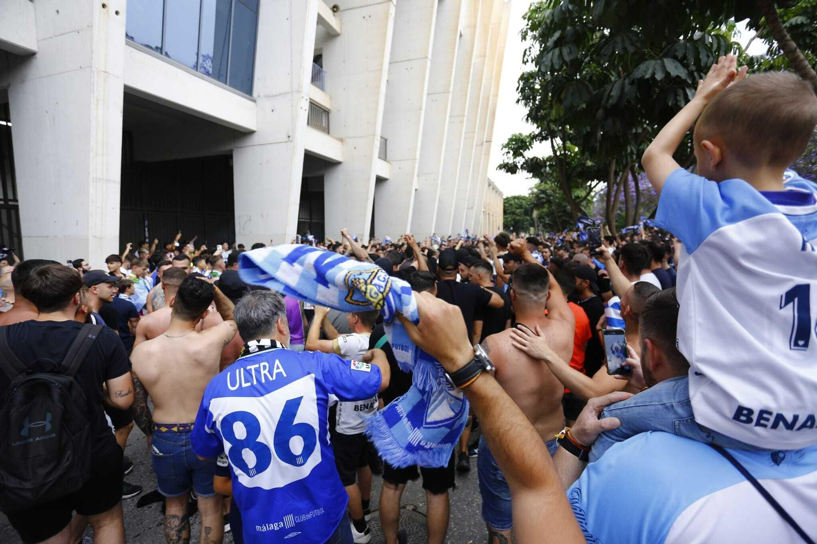 Las fotos del recibimiento de la afición antes del Málaga CF-Burgos Las fotos del recibimiento de la afición antes del Málaga CF-Burgos