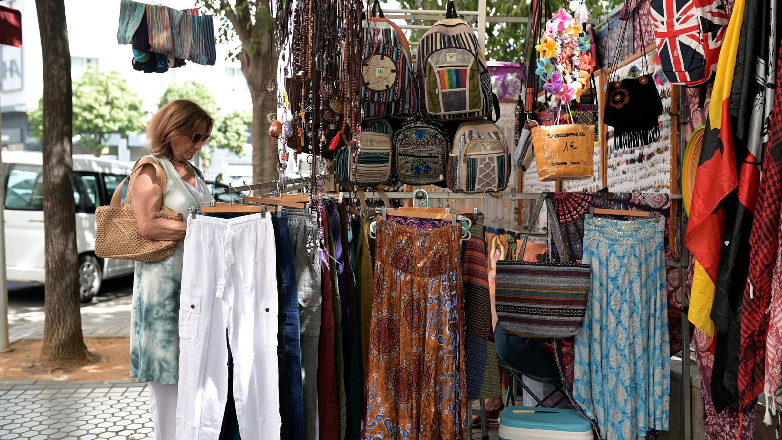 Cliente en un puesto del mercadillo de la Plaza del Duque