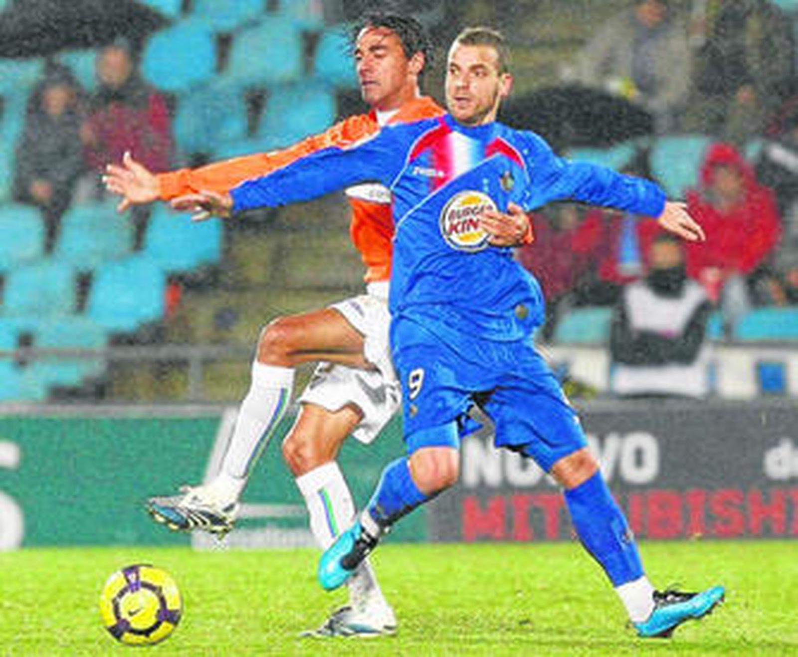 Soldado reclama un agarrón de Weligton en el partido de Copa del Rey disputado el pasado miércoles.