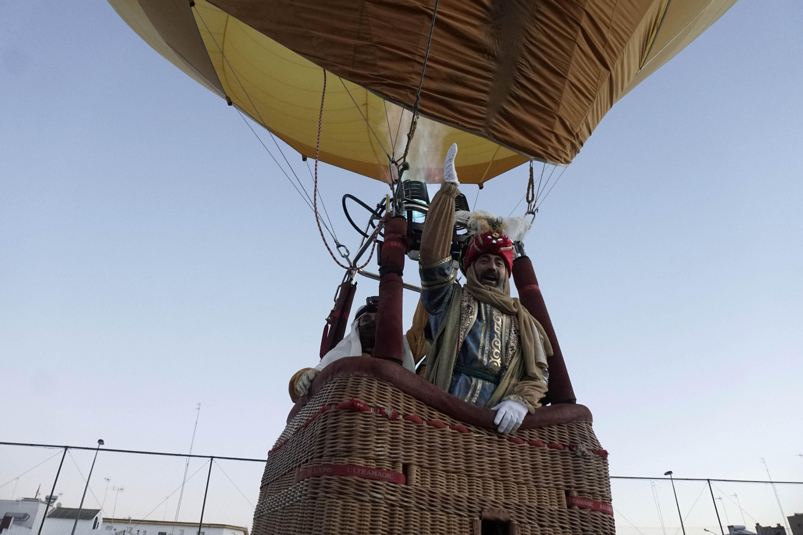 Fotos del heraldo de los Reyes Magos surcando los cielos de Sevilla
