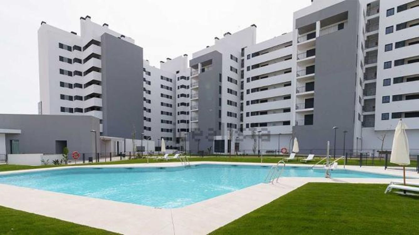 Piscina del edificio situado en la avenida Felipe González Márquez