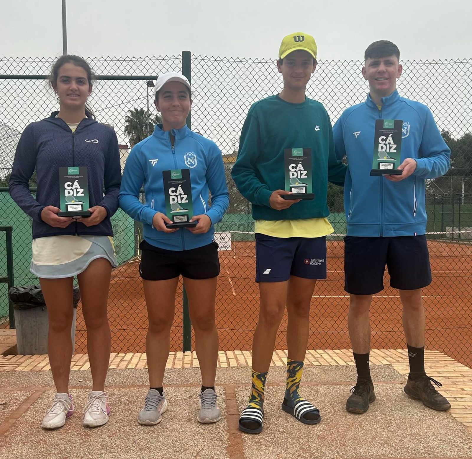 Ainara Fernández y Nicolás Calvo, con chaqueta azul del Club Nazaret, campeones provinciales.