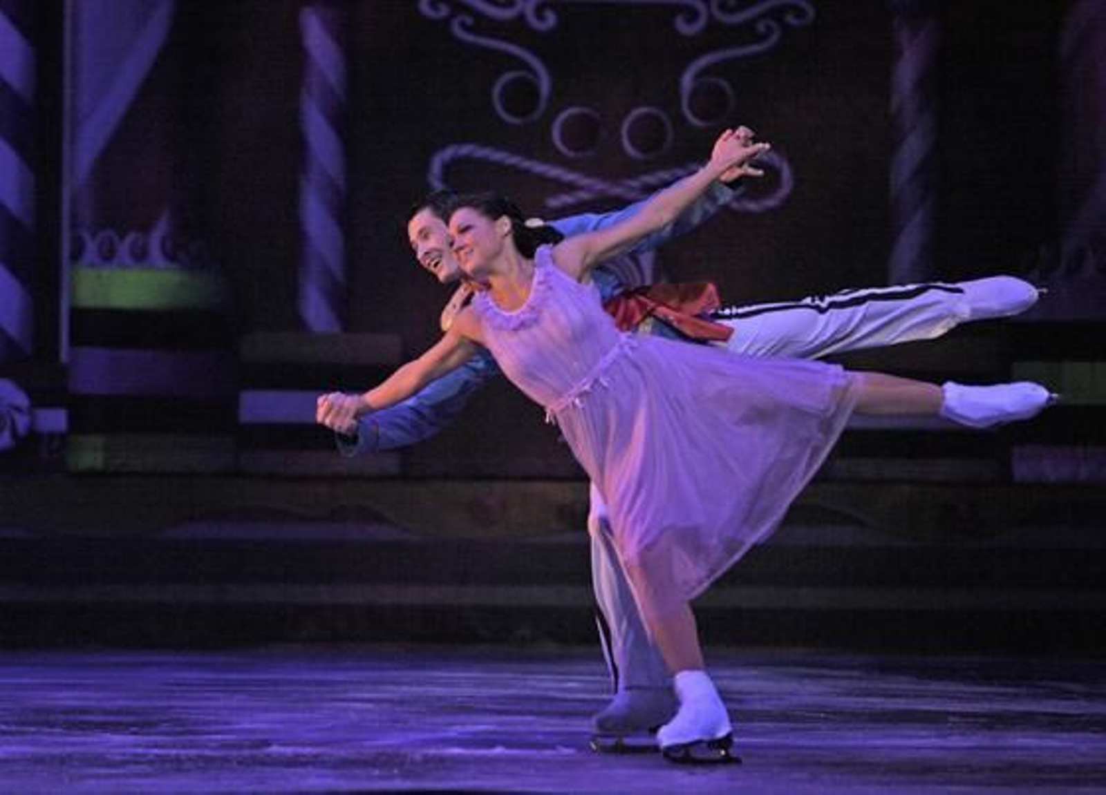 Imagen de 'El cascanueces' sobre el hielo en el Teatro de la Maestranza. / Antonio Pizarro