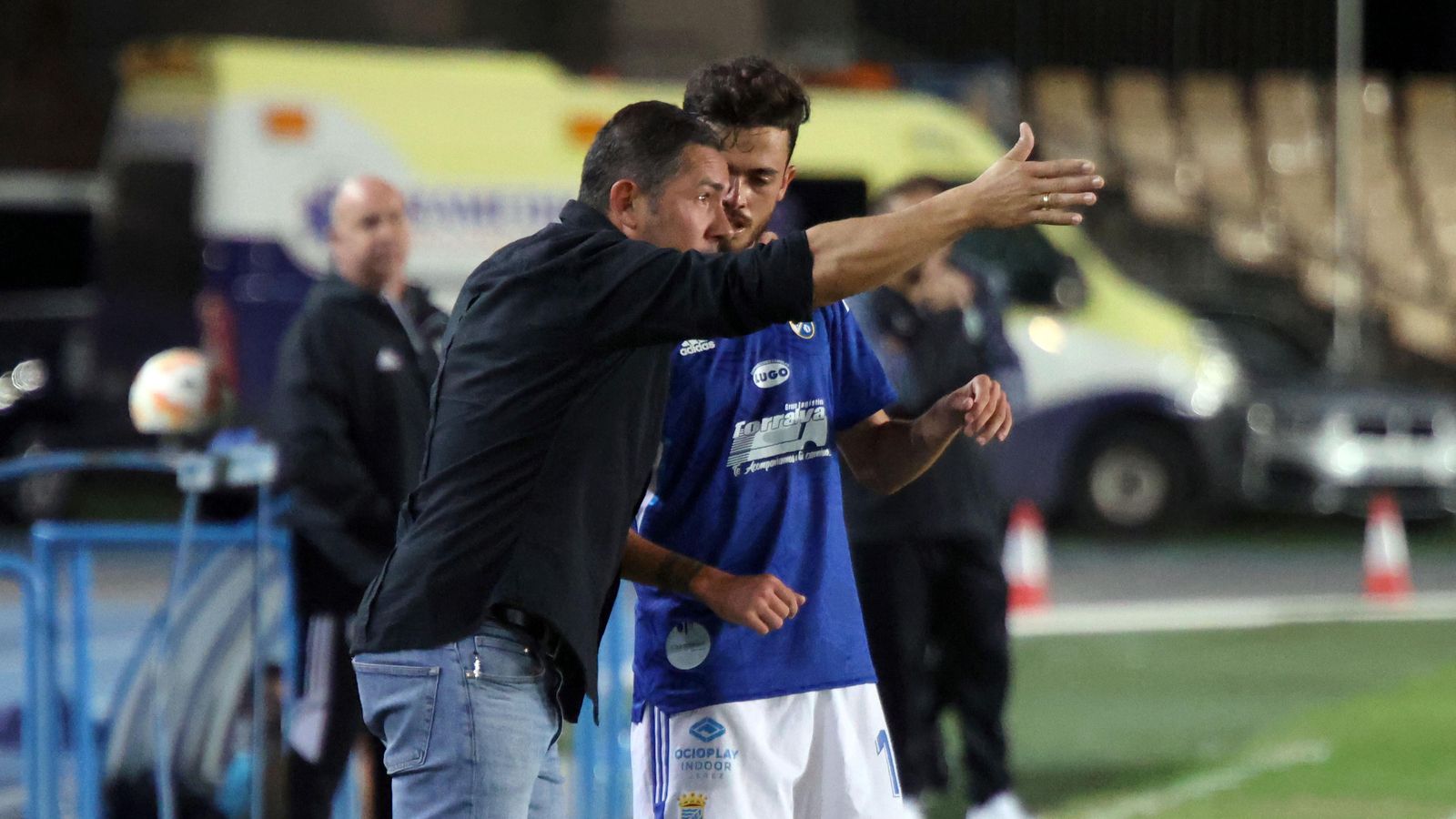 Dando instrucciones a Jesús Parada.