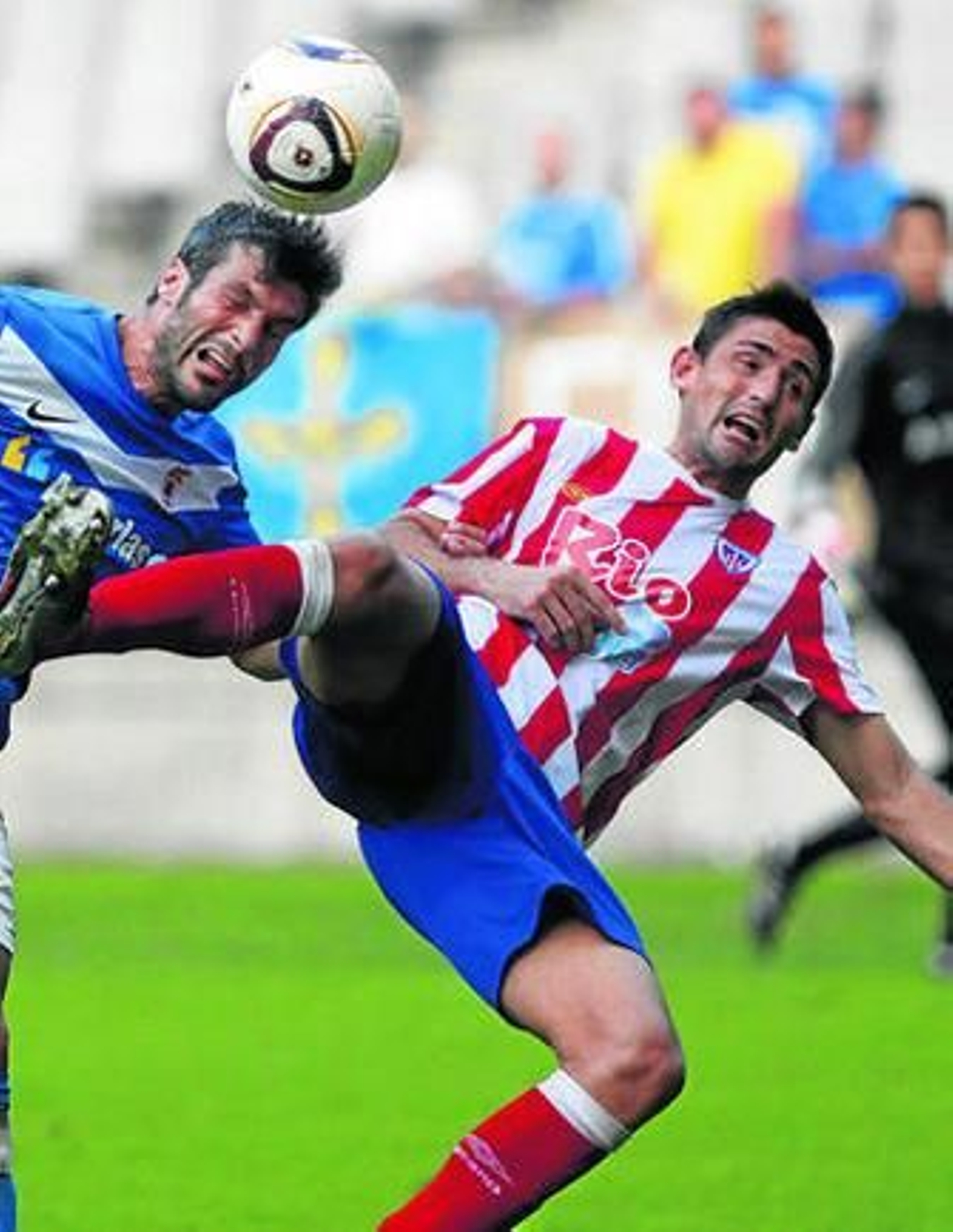 Juan Carlos Belencoso (derecha) pugna con un contrario en un partido del Lugo.