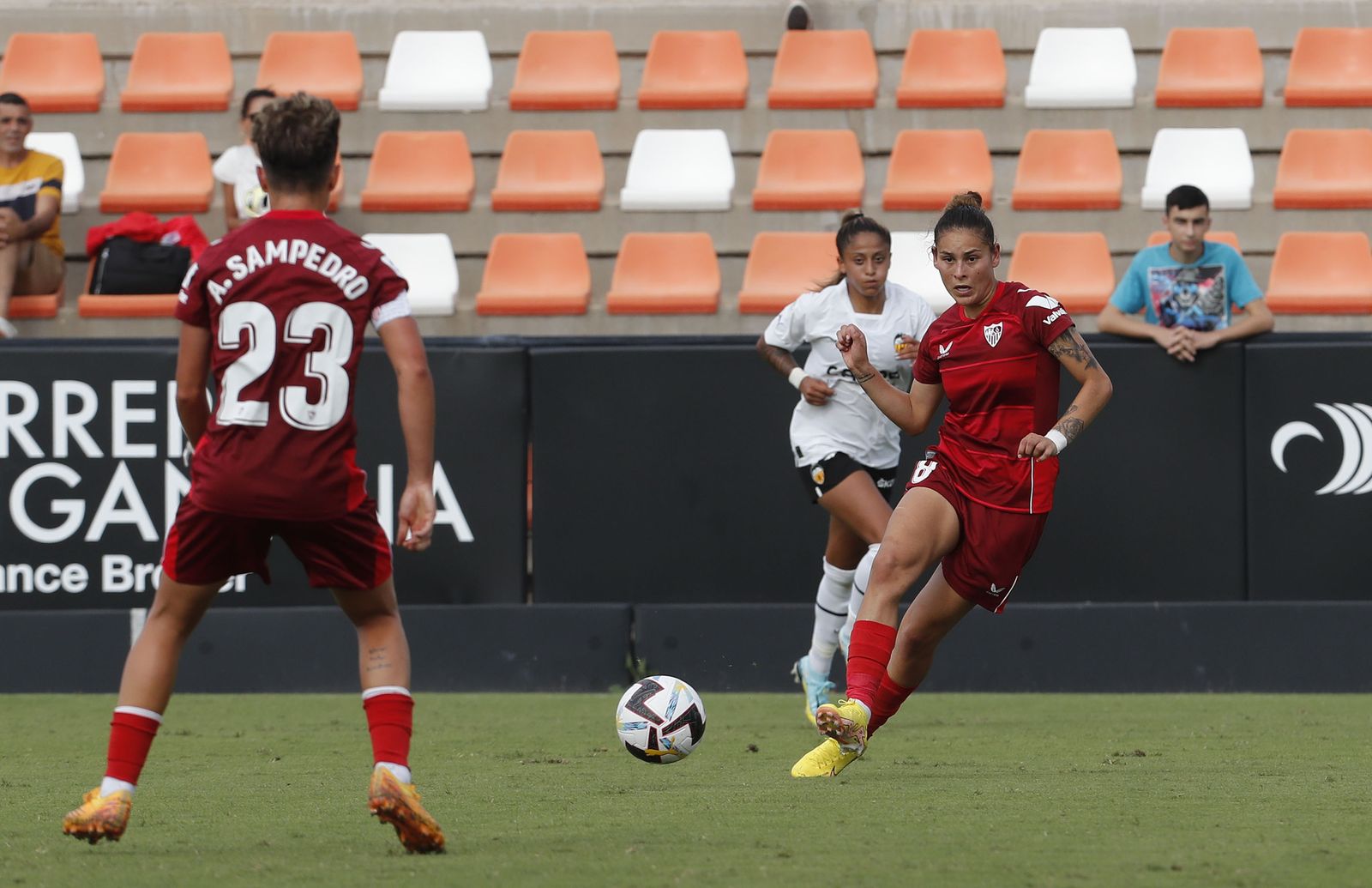 Jessica Martínez intenta dar un pase a Amanda Sampedro.