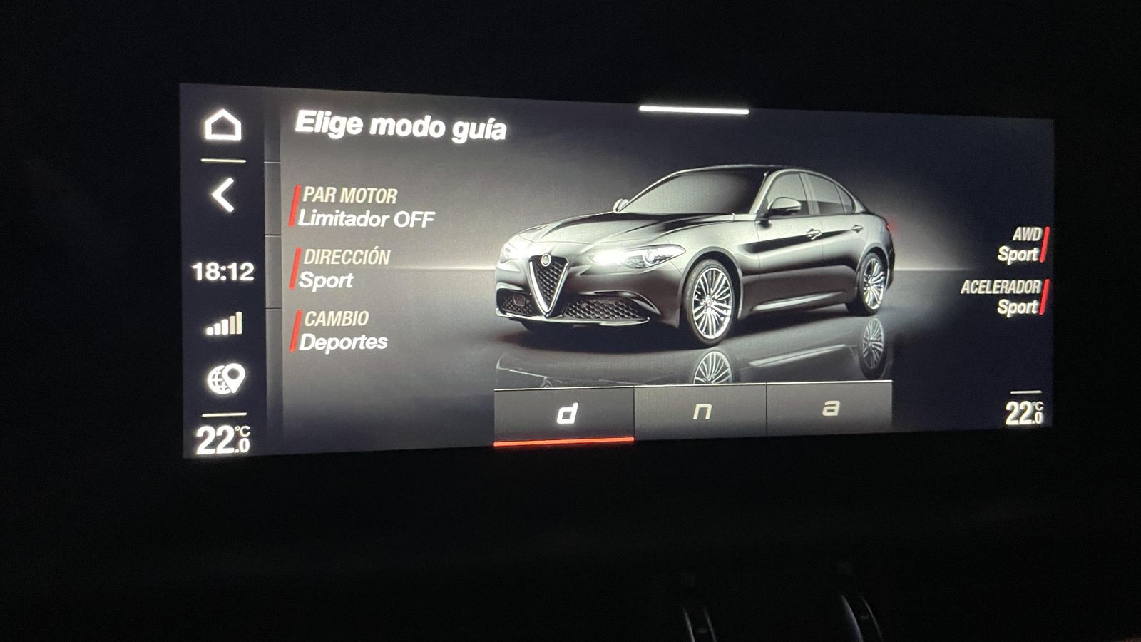 A través de la pantalla central es posible elegir la configuración de algunos elementos del chasis y del sistema de propulsión con tres ajustes prefijados.