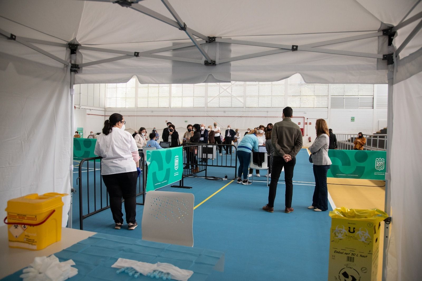 Primer día de vacunación en el pabellón Enrique Márquez Muñoz de San Fernando.