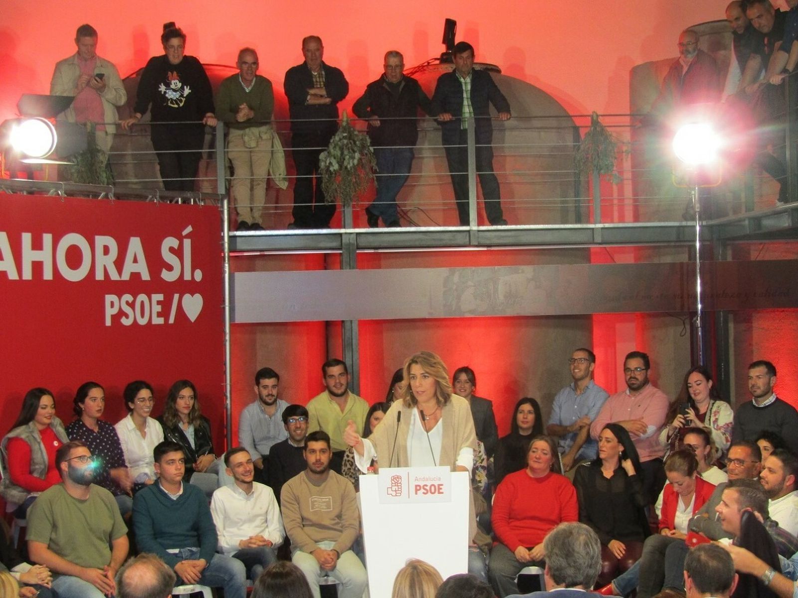 La secretaria general de los socialistas andaluces, Susana Díaz, durante su intervención en el Museo del Vino de Almonte.