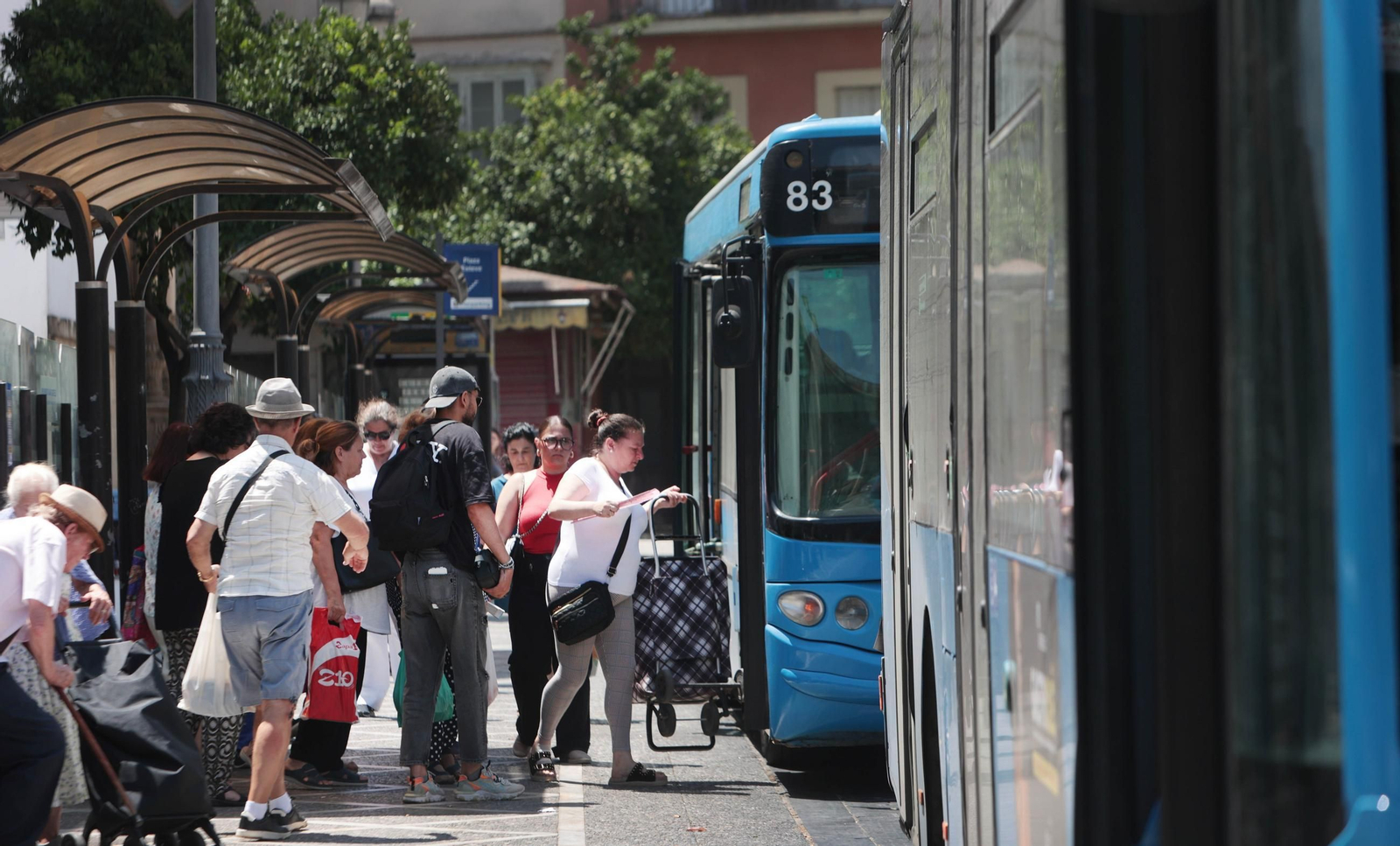 Usuarios del transporte público suben a un autobús en la parada de plaza Esteve, este lunes.