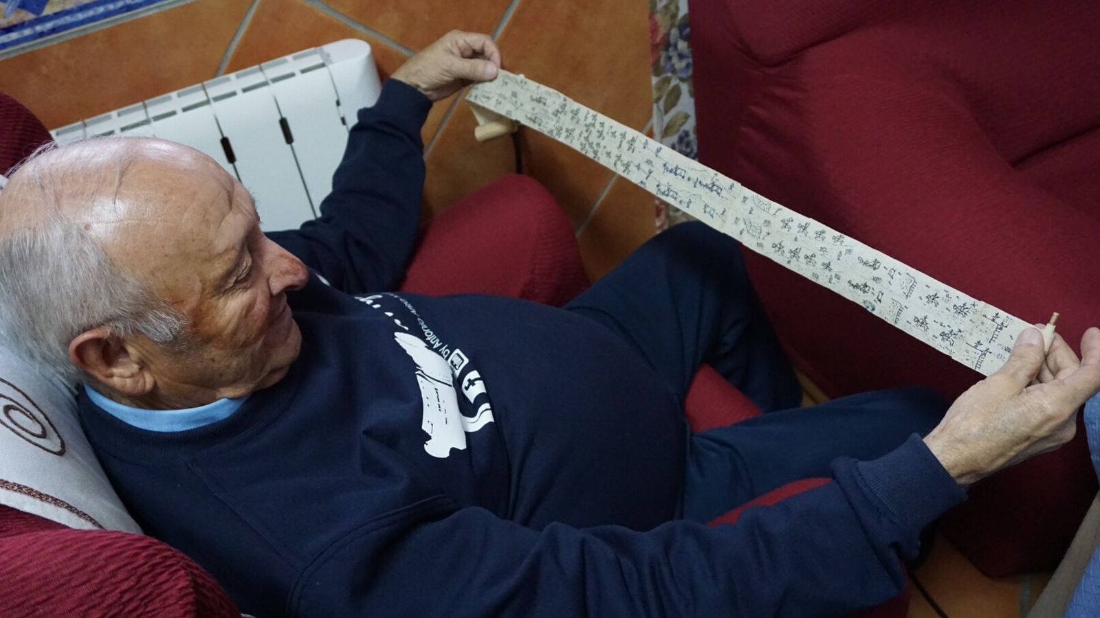 Ariza posa junto a uno de sus juguetes.