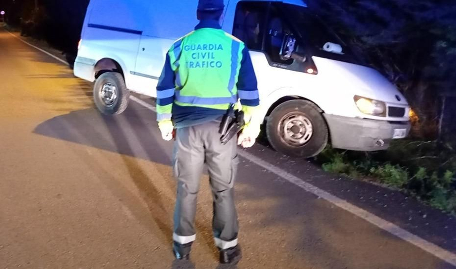 Imagen de archivo de un agente de la Guardia Civil de Tráfico durante una actuación.