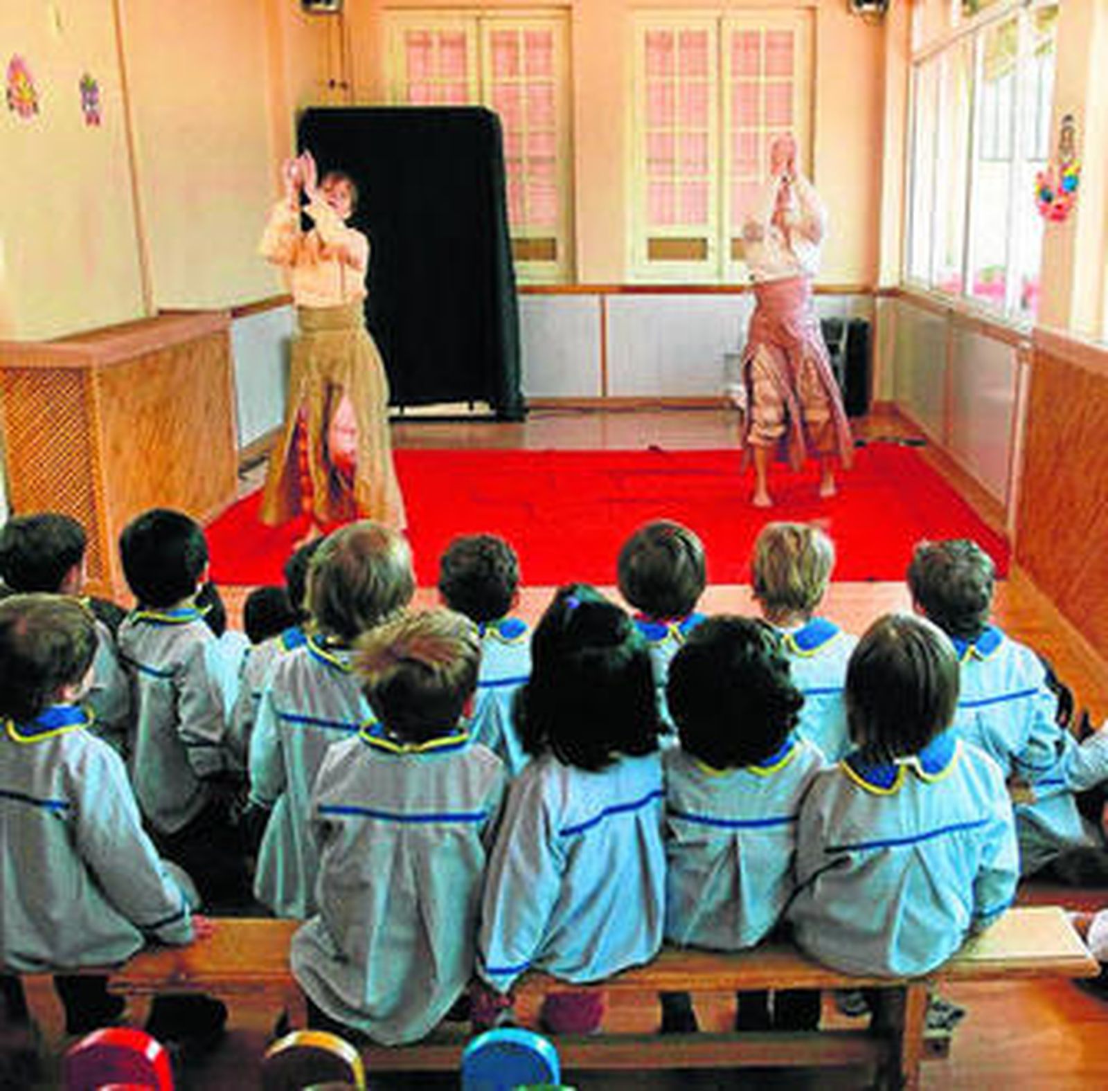 1. Las protagonistas del espectáculo 'Tondo redondo' de la compañía Da.Te Danza, instantes antes de su actuación. 2. Con la actuación de      ayer dio comienzo la tercera edición del programa 'Acunándote' de la Diputación de Cultura. 3. La diputada de Cultura, Asunción Pérez Cotarelo, 'invitada' a las aulas del colegio Santo Domingo. FOTOS: PEPE TORRES