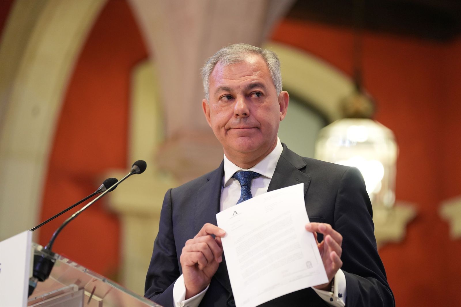 José Luis Sanz muestra la carta enviada por la Junta en 2021 al Ayuntamiento de Sevilla sobre la ley de grandes ciudades.
