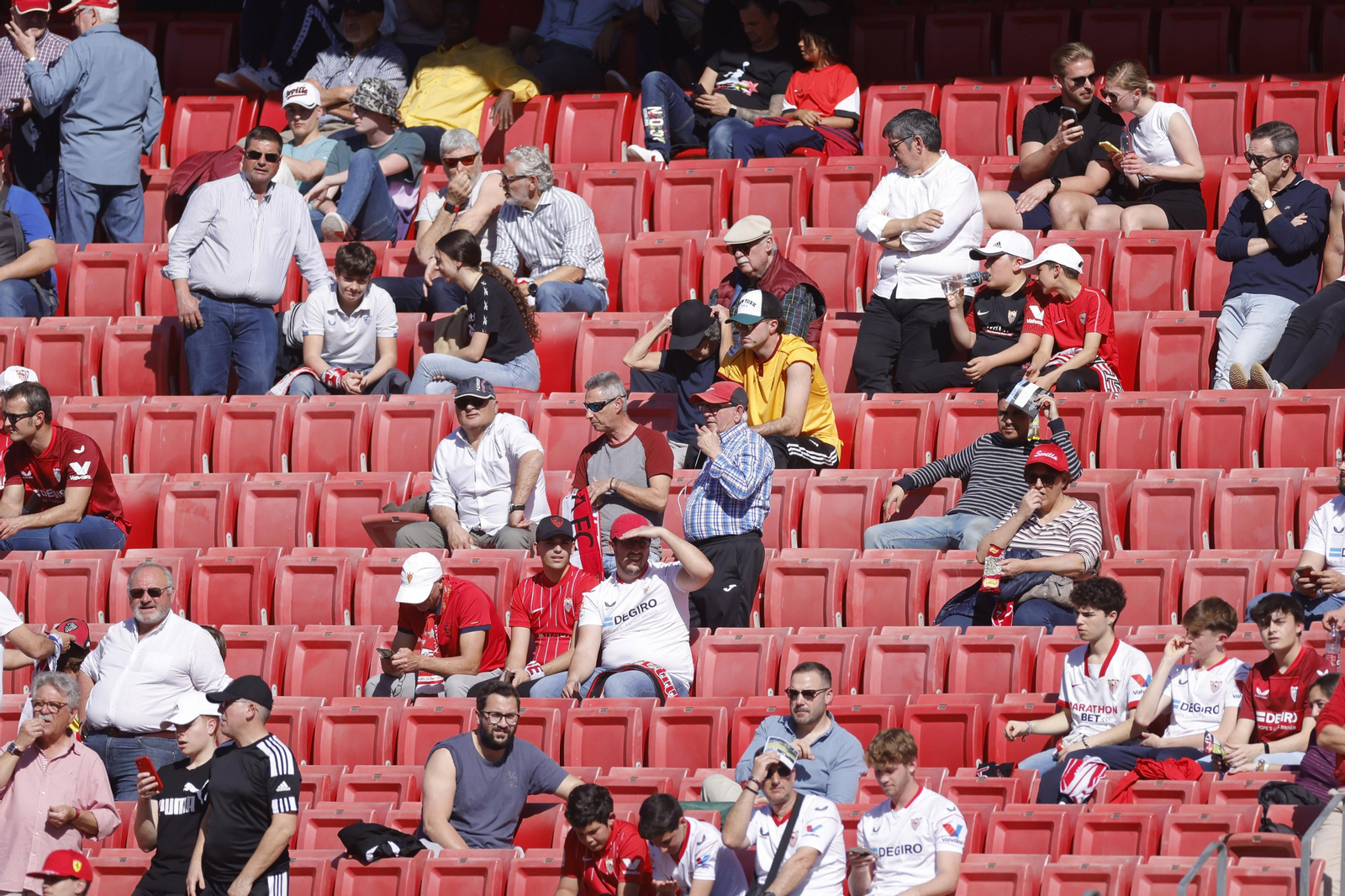 Búscate en las fotos del Sevilla-Almería