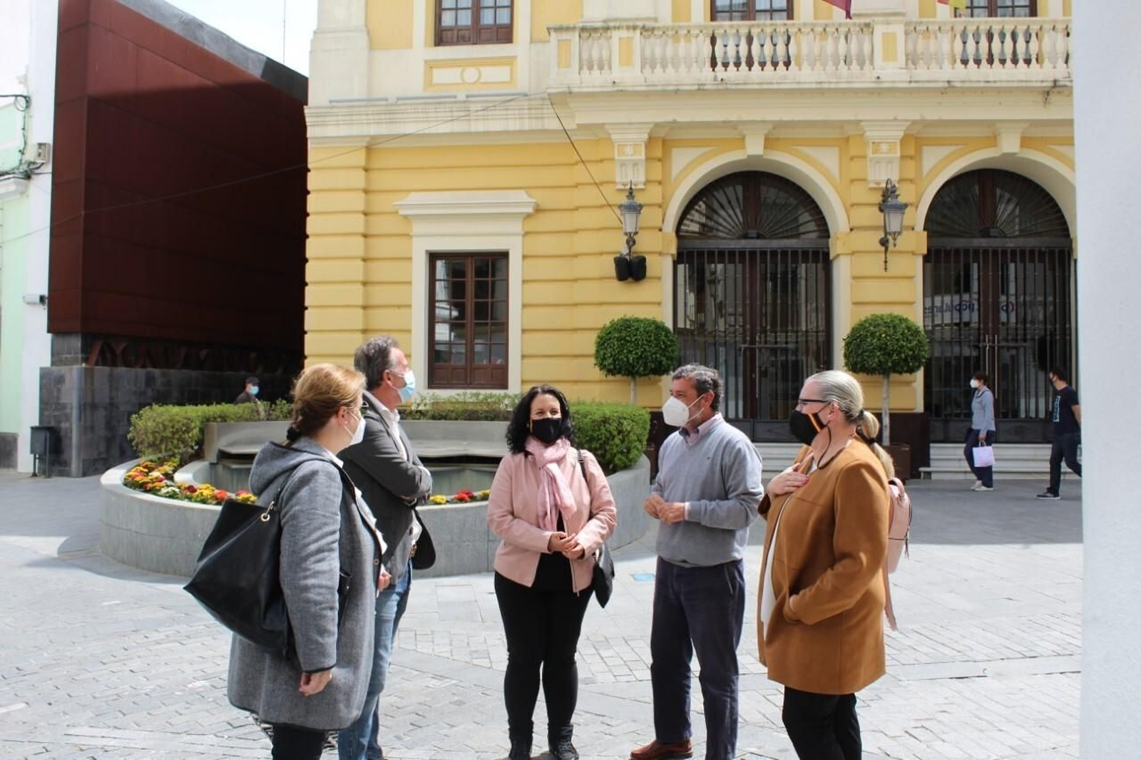 Los parlamentarios Alfonso Candón y María José de Alba con ediles de la formación popular. Los parlamentarios Alfonso Candón y María José de Alba con ediles de la formación popular.