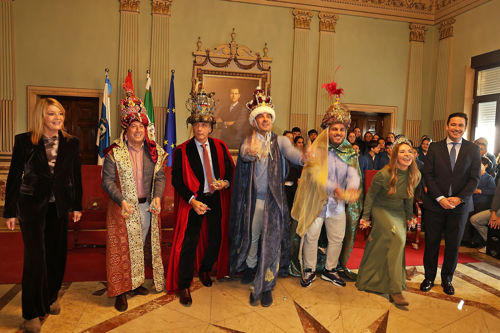 Sus Majestades Los Reyes Magos son coronados en el Ayuntamiento de Huelva