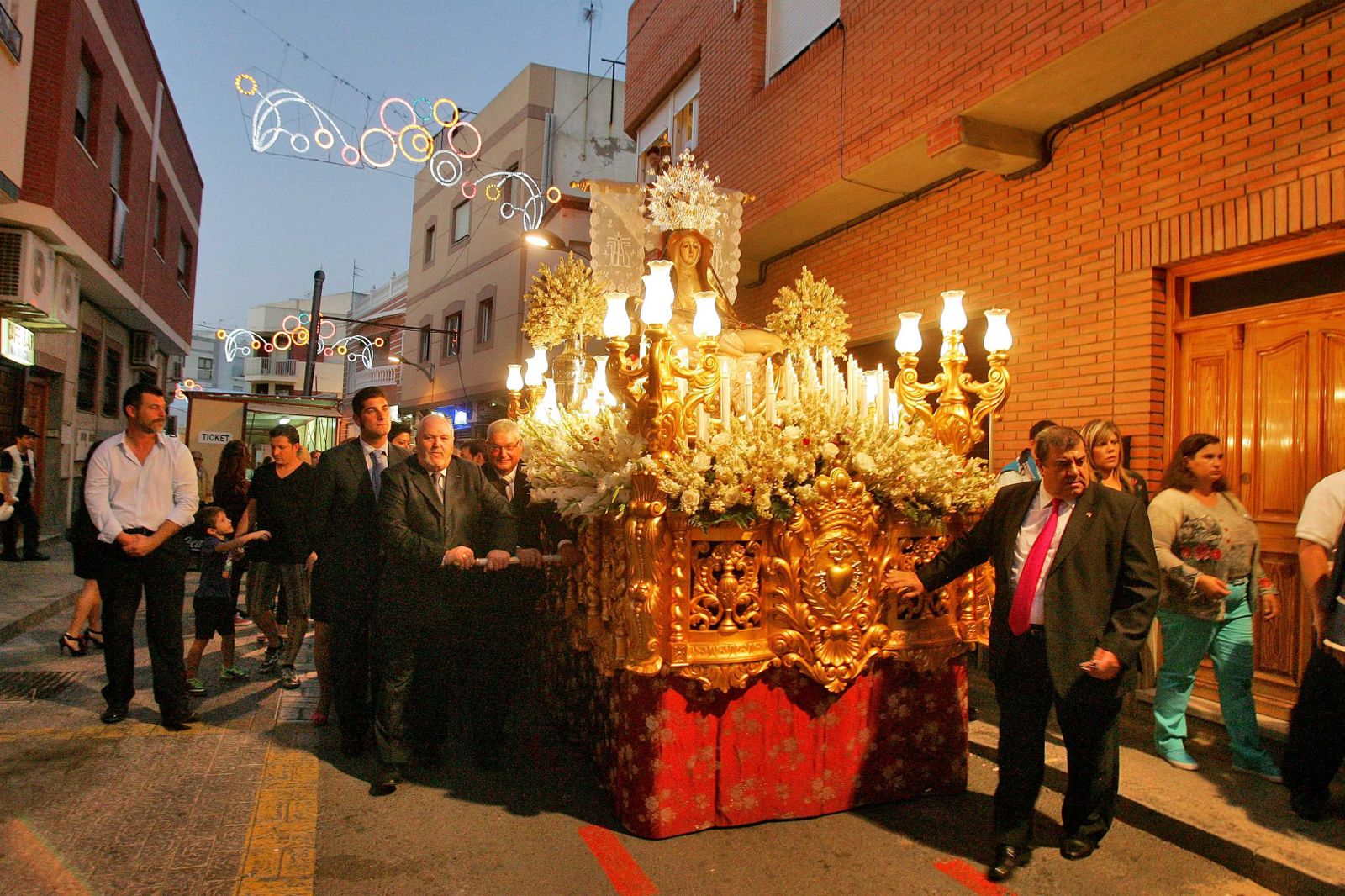 Procesión de la Virgen por las calles de Viator.