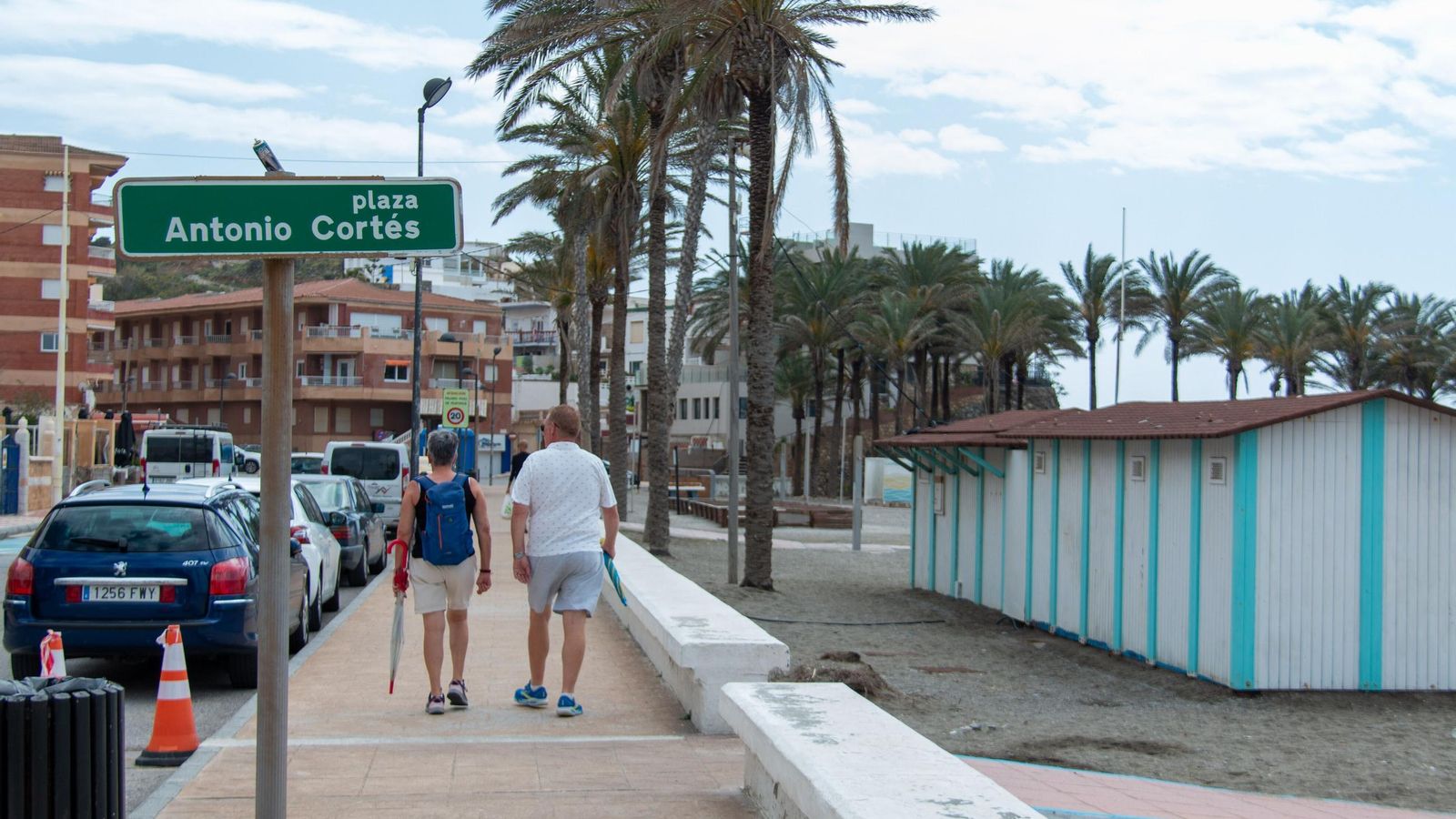 Dos personas por el paseo maritimo de Torrenueva Costa