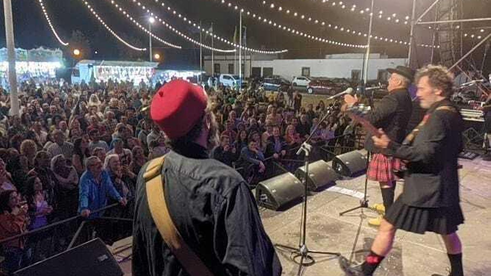 Numerosas personas no quisieron perderse el concierto de Toreros con Chanclas en San Fernando.