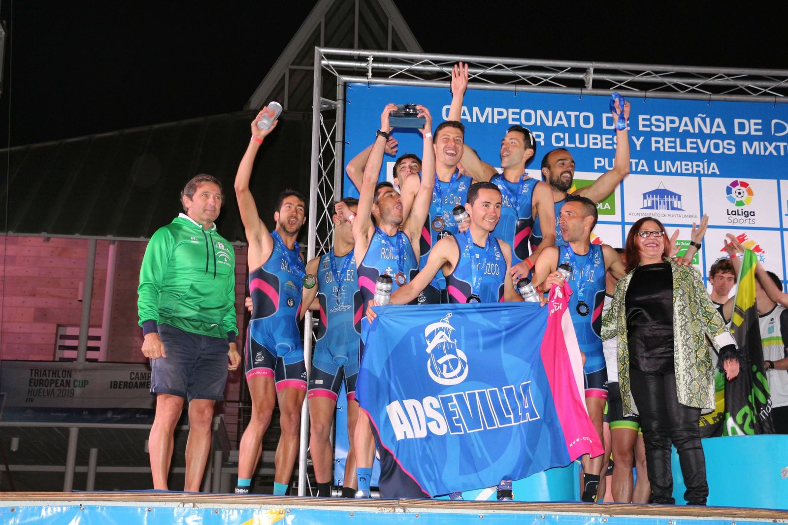 El equipo masculino de ADSevilla celebra su segundo puesto.