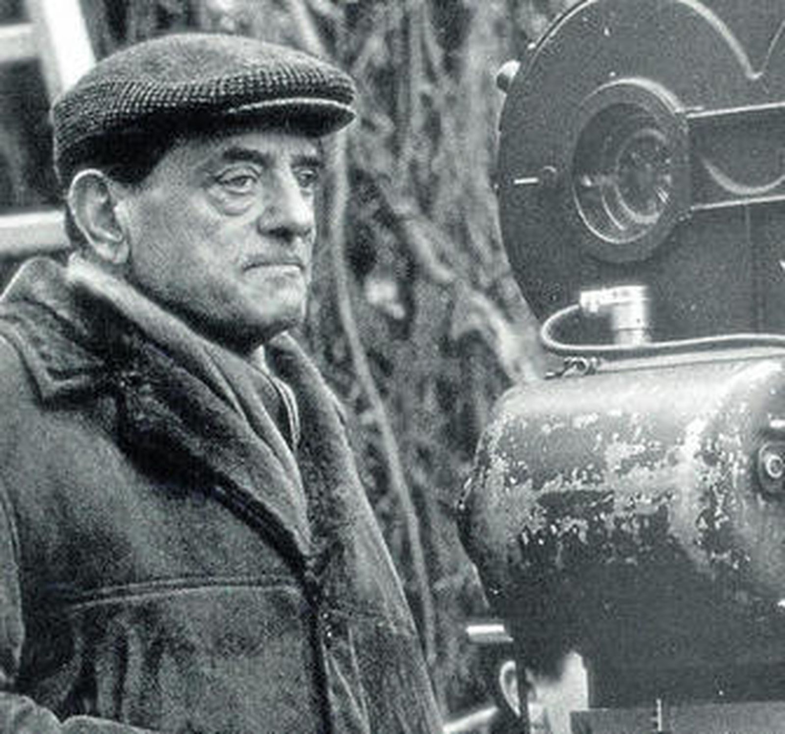 Luis Buñuel, ejerciendo su oficio.