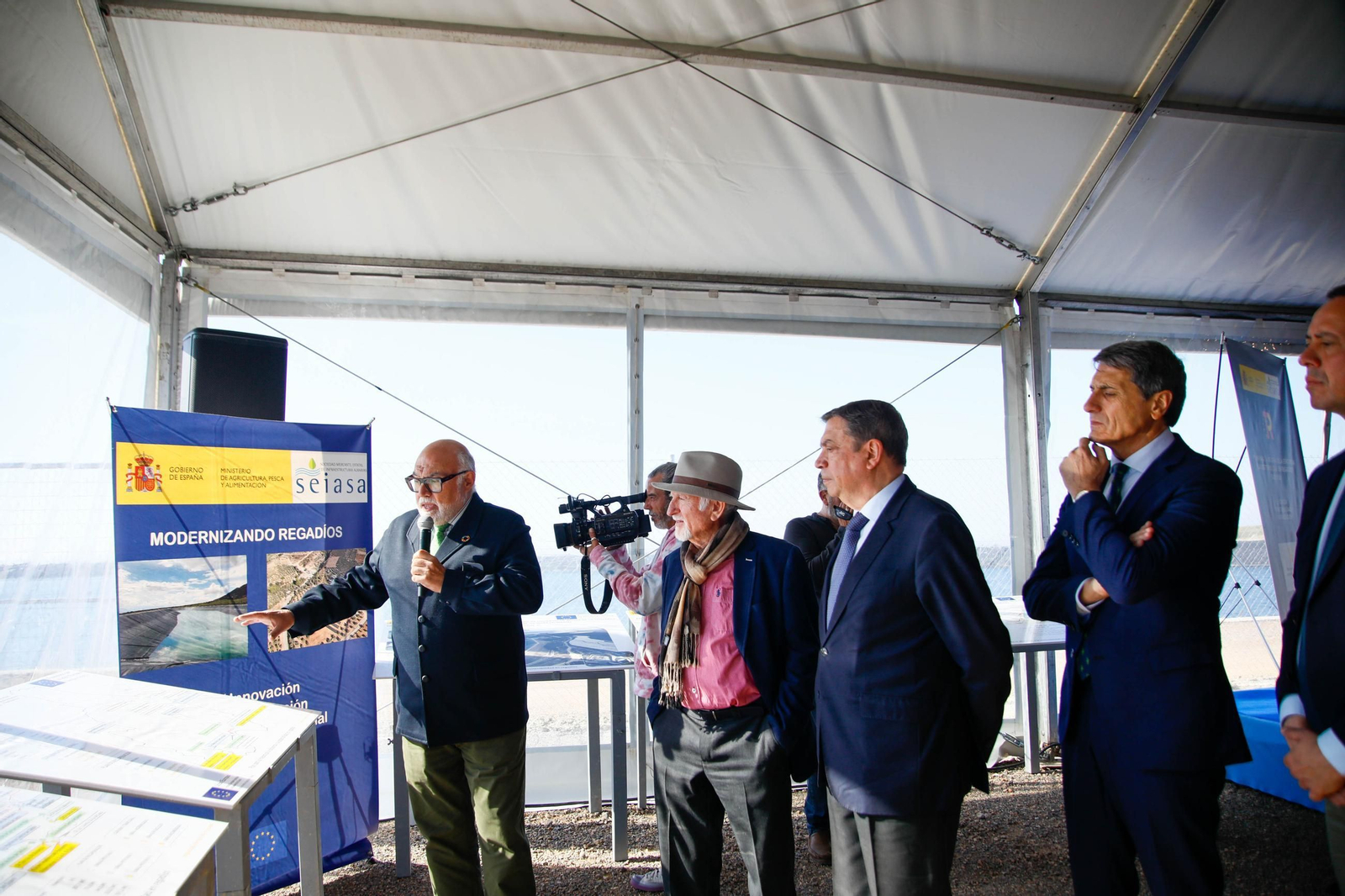 El ministro de Agricultura, Pesca y Alimentación, Luis Planas visita una de las balsas de la CUNC, en imágenes