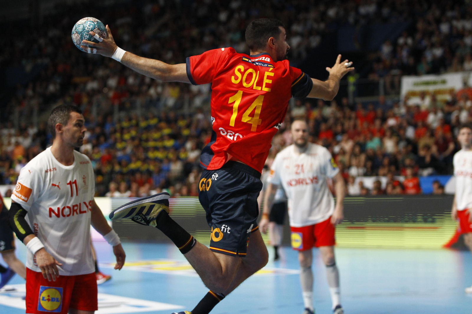 Imágenes del España-Dinamarca de la EHF Euro Cup de balonmano, en Almería