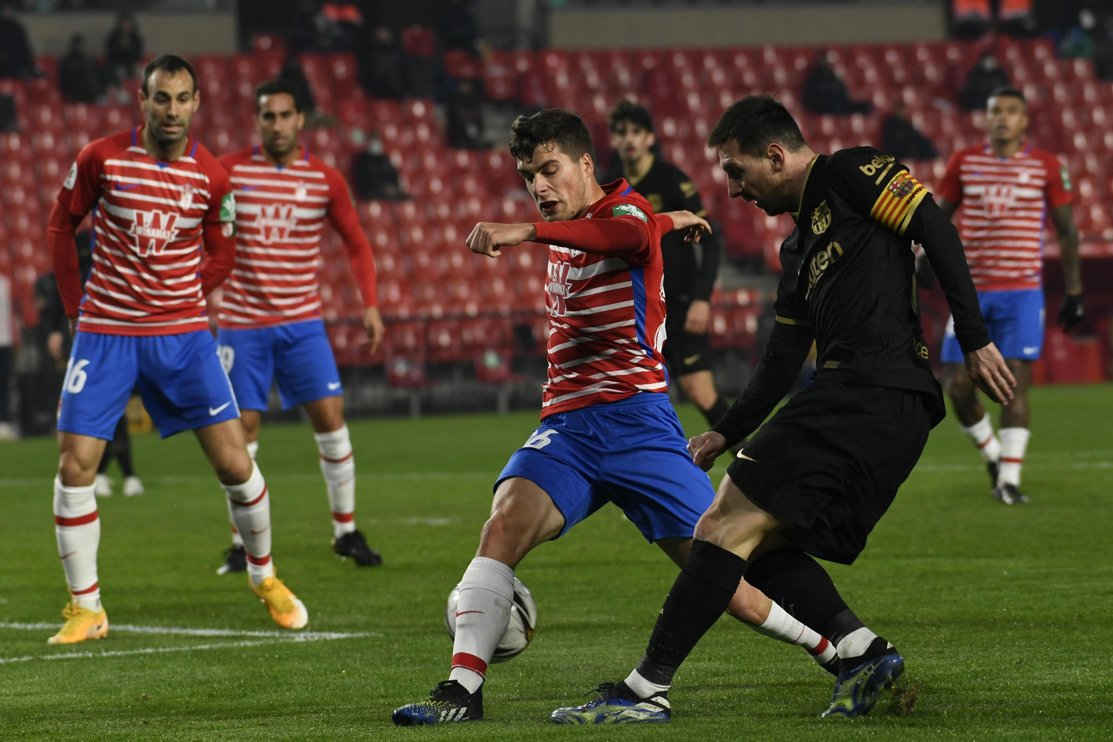 Los jugadores del Granada, siempre atentos a las evoluciones de Messi.
