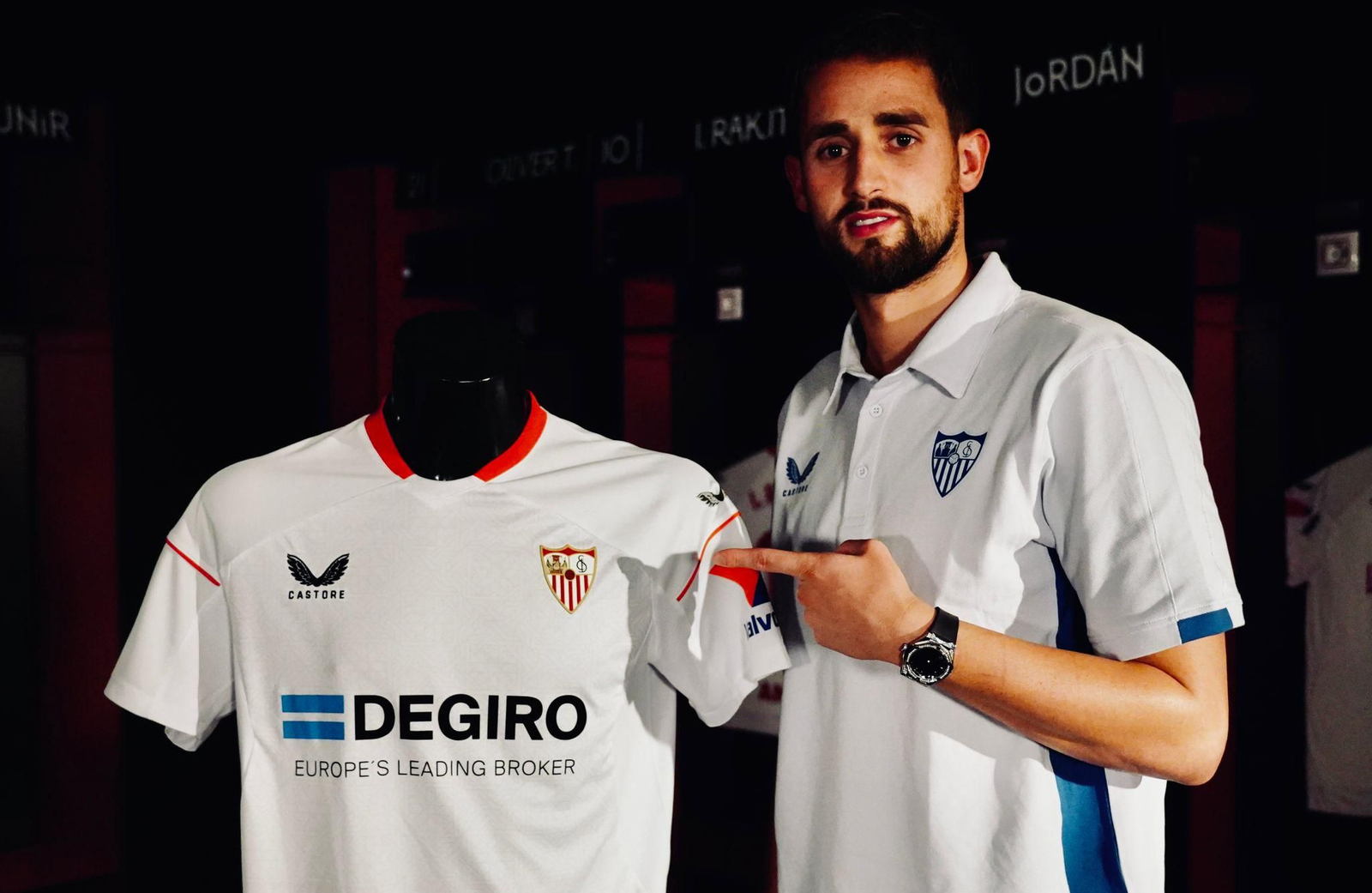 Adnan Januzaj posa junto a la camiseta de la primera equipación sevillista.
