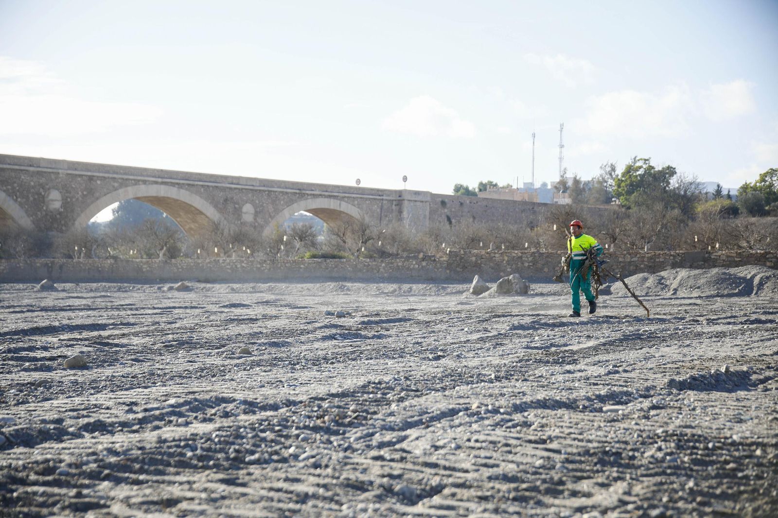 Las imágenes de la visita las obras de restauración hidrogeomorfológica y de naturalización del cauce del río Andarax, en Rioja