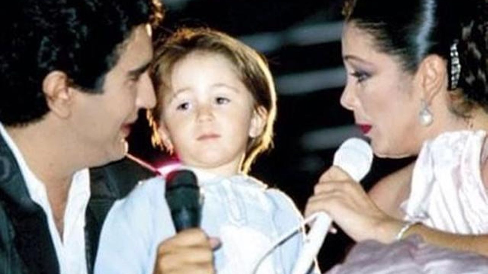 Kiko, cuando era un niño, con su tío Agustín y su madre. Kiko, cuando era un niño, con su tío Agustín y su madre.