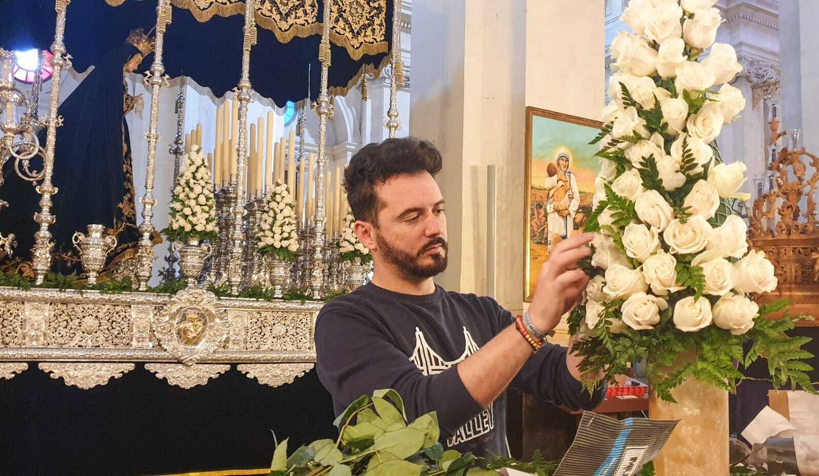 José Manuel González prepara el exorno floral del paso de la Virgen de los Dolores Servita, en una pasada Semana Santa.