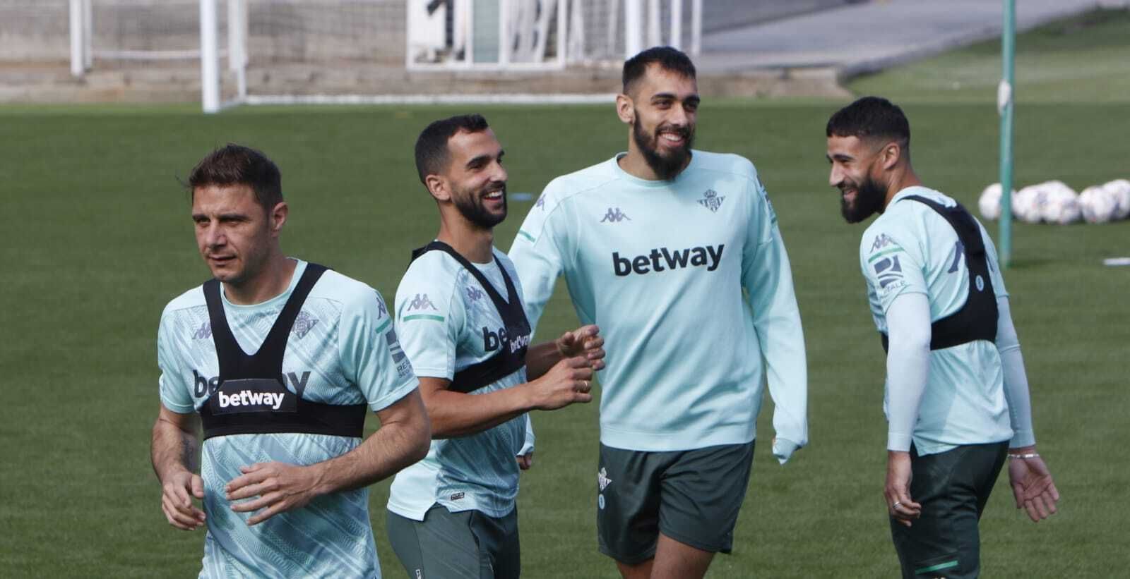 Los jugadores béticos en el entrenamiento de este viernes.