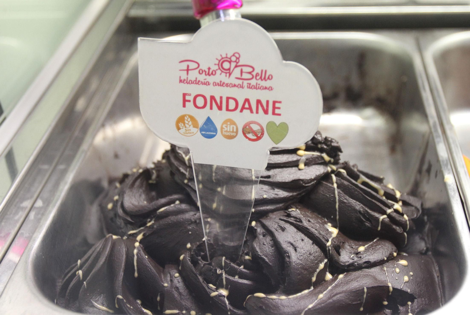 Una de las vitrinas de la heladería Pura Vida.