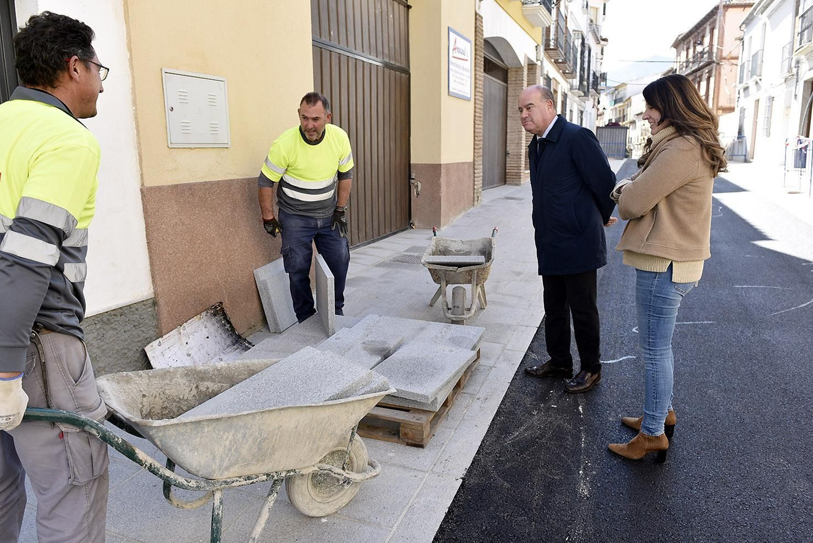 El alcalde junto a la delegada municipal de Obras visitó los trabajos de la calle Vega. El alcalde junto a la delegada municipal de Obras visitó los trabajos de la calle Vega.
