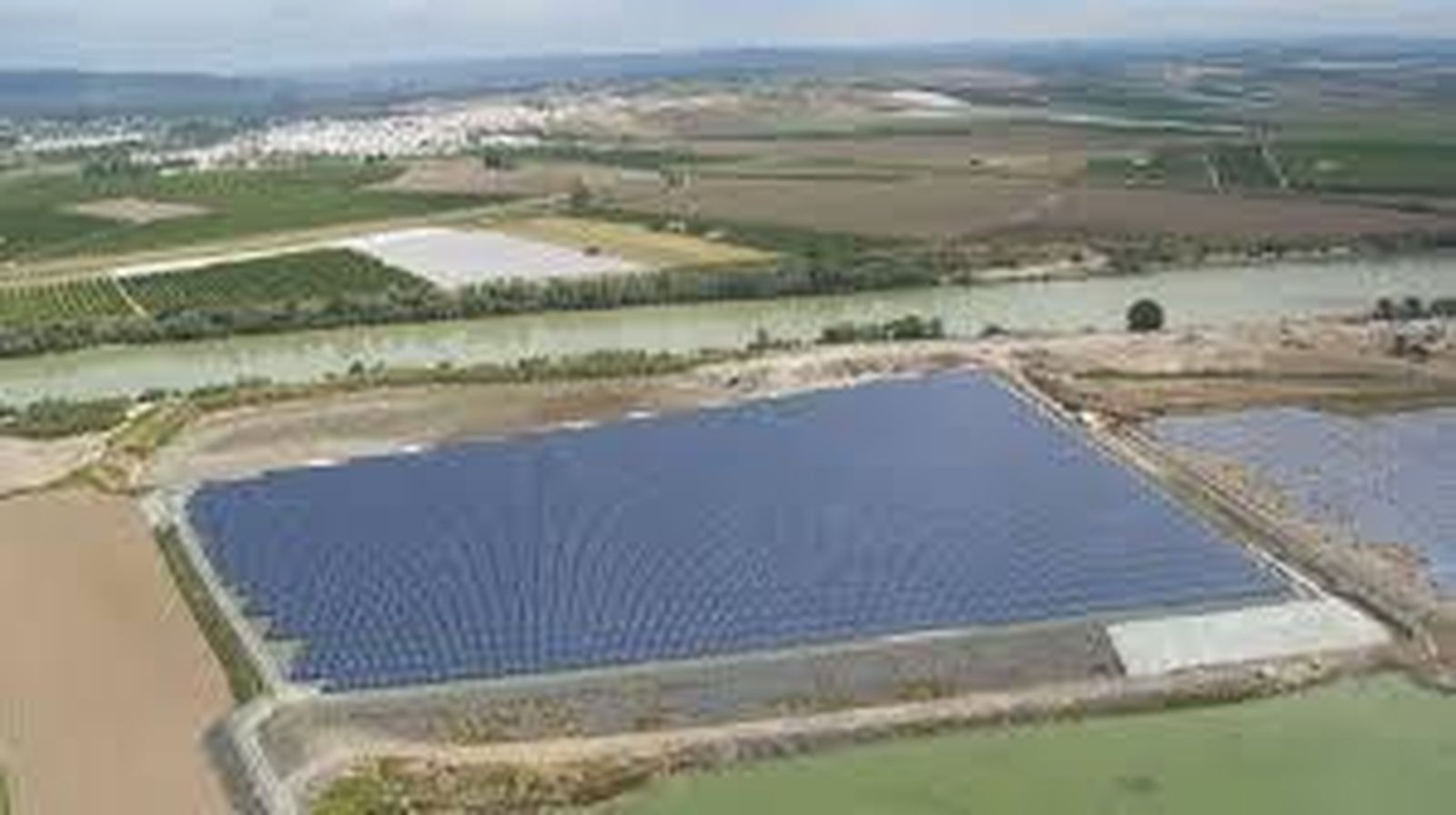 Una planta fotovoltaica en la vega de Sevilla.