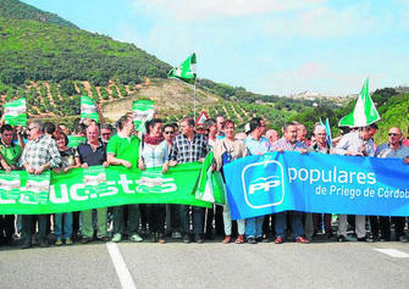 Participantes en el acto de protesta, ayer por la mañana.
