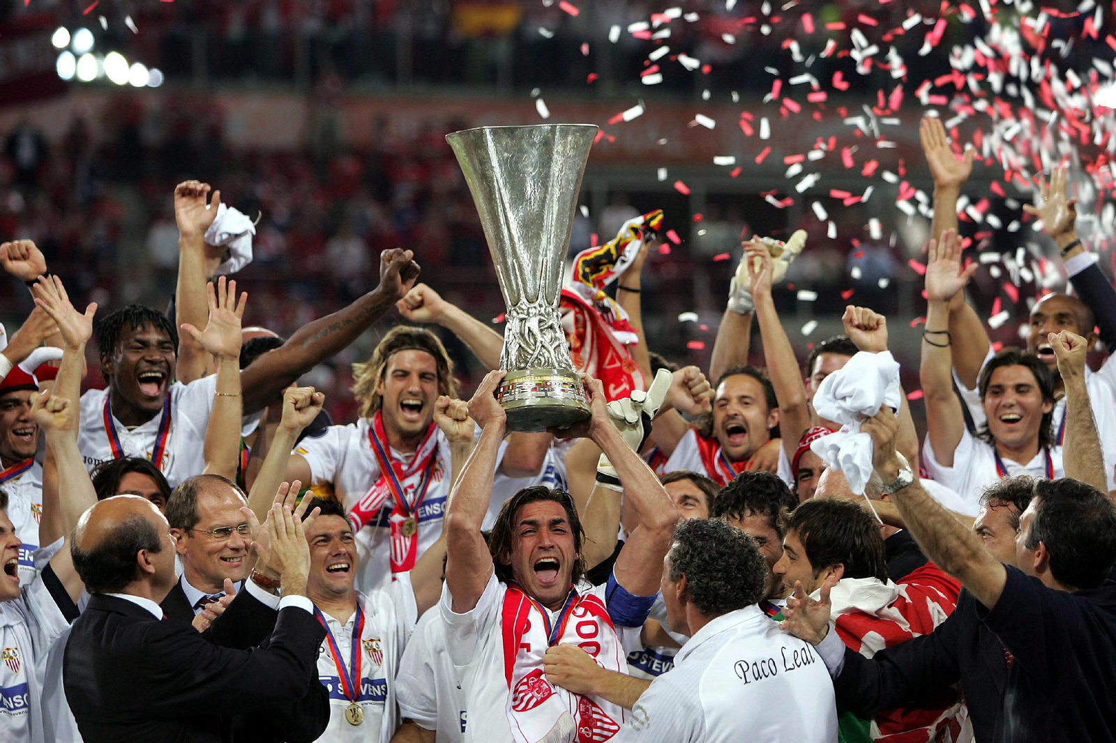 Javi Navarro levanta la Copa de la UEFA ganada por el Sevilla en 2006.