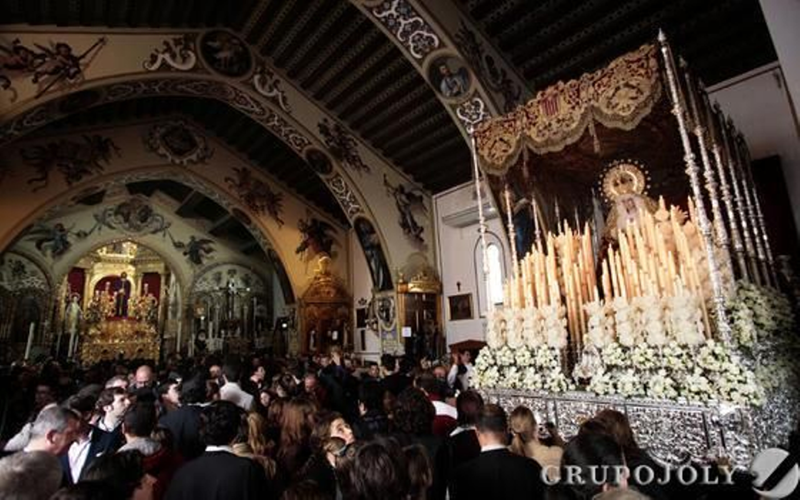 Las imágenes titulares de la hermandad, el Señor Cautivo y la Virgen de las Mercedes, en el interior del templo.

Foto: Juan Carlos Muñoz