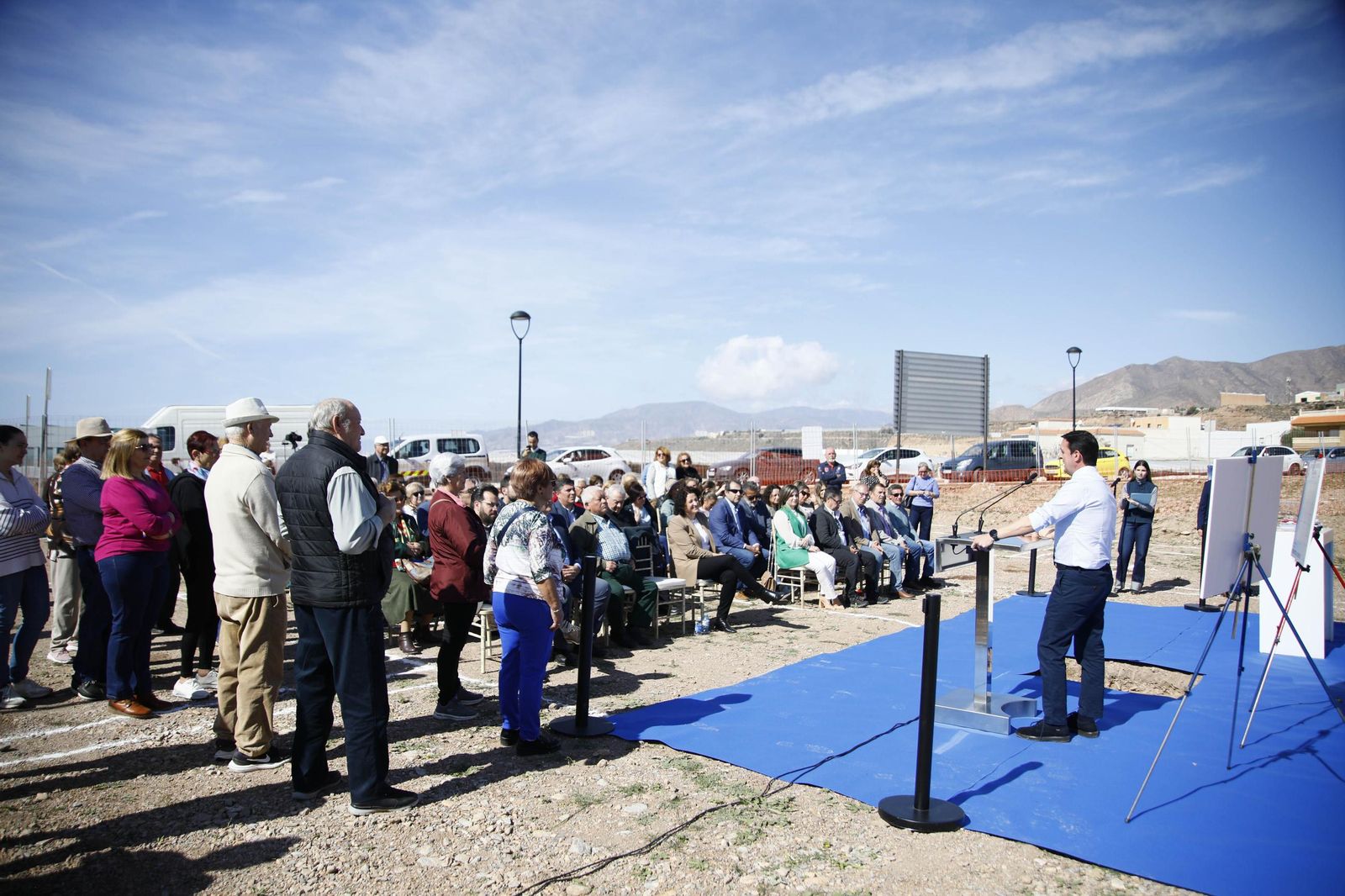 Las imágenes de la primera piedra del Centro de mayores en Balanegra