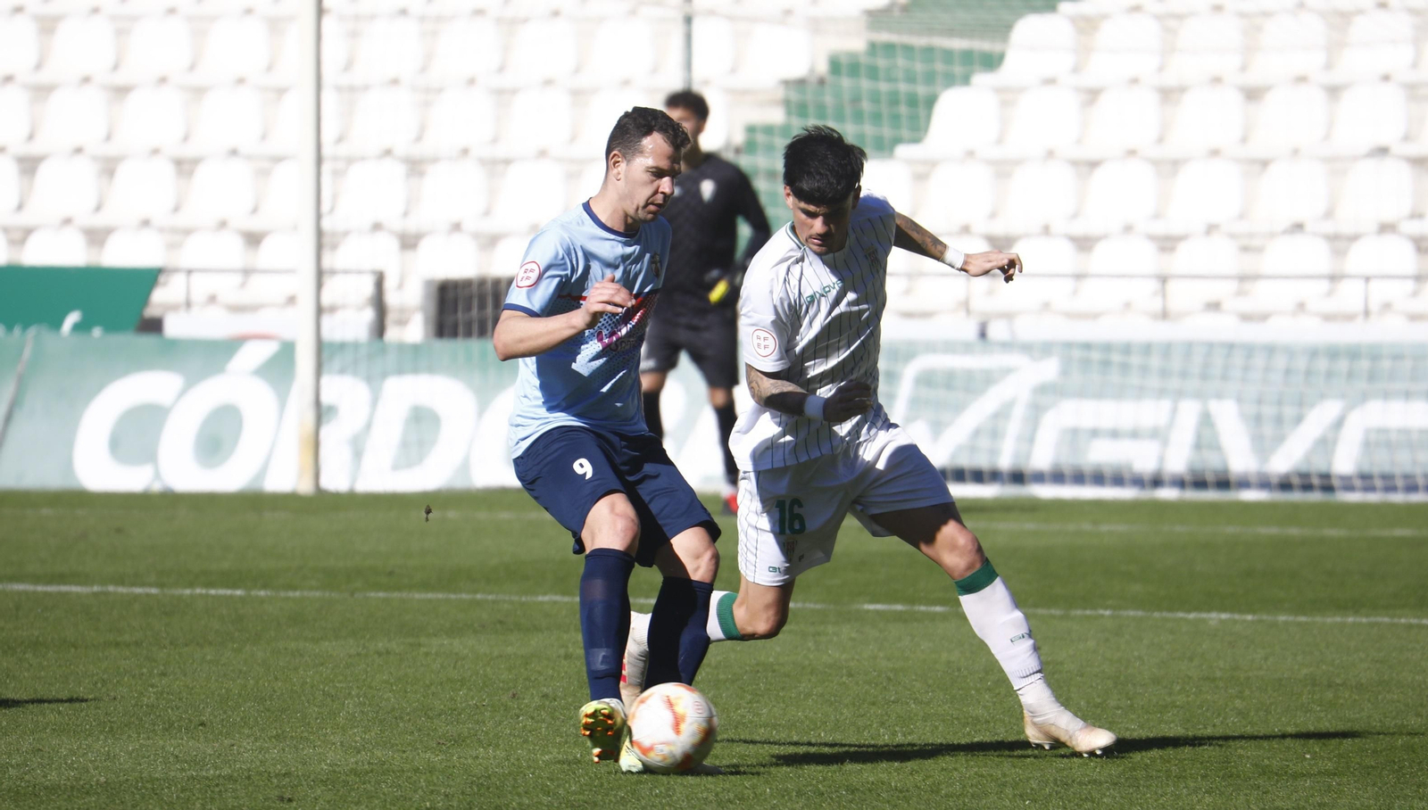 Miguel Espinar es presionado por Geovanni Barba.