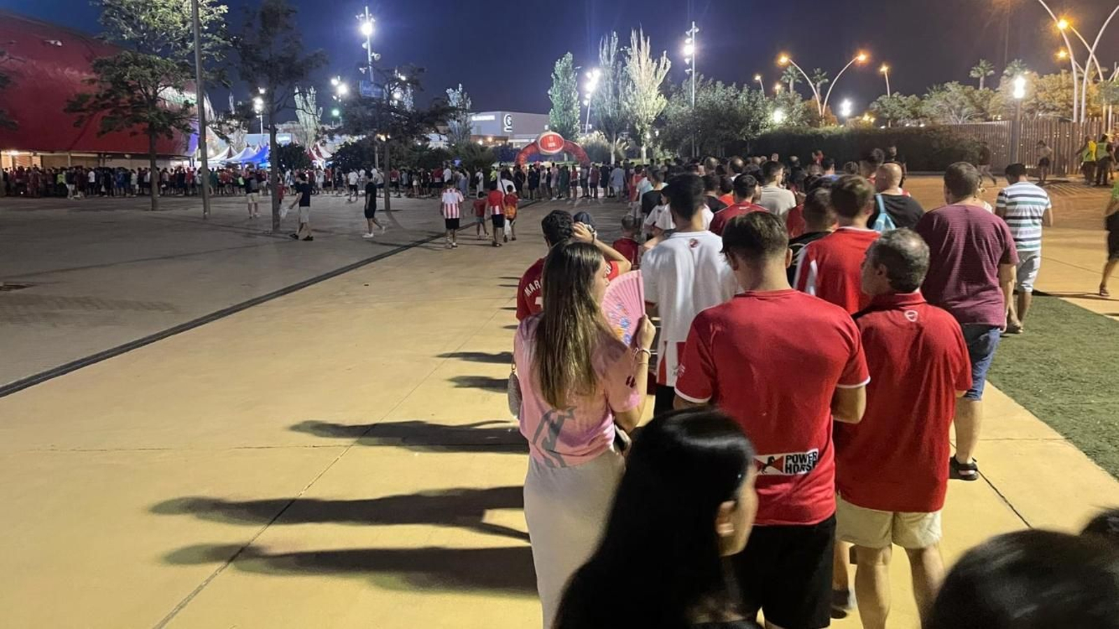 La afición estuvo muchos minutos sin poder entrar al estadio el pasado lunes.