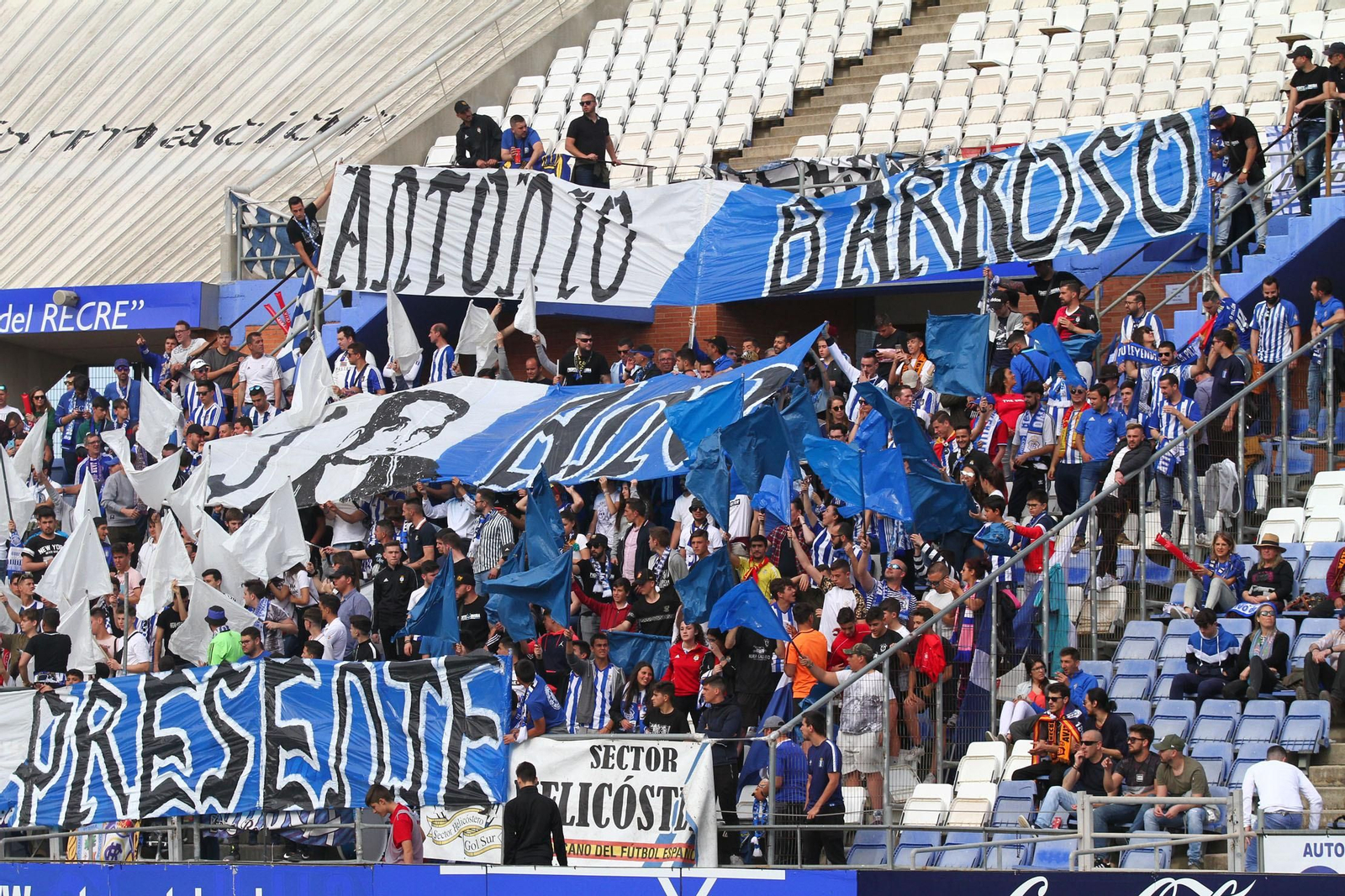 Ambientazo en las gradas del Recreativo de Huelva y el San Fernando