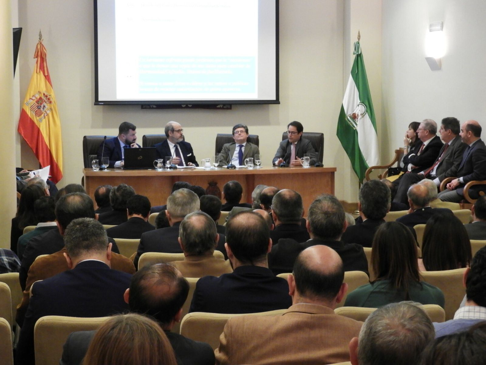 Mesa redonda celebrada ayer en el Colegio de Abogados.