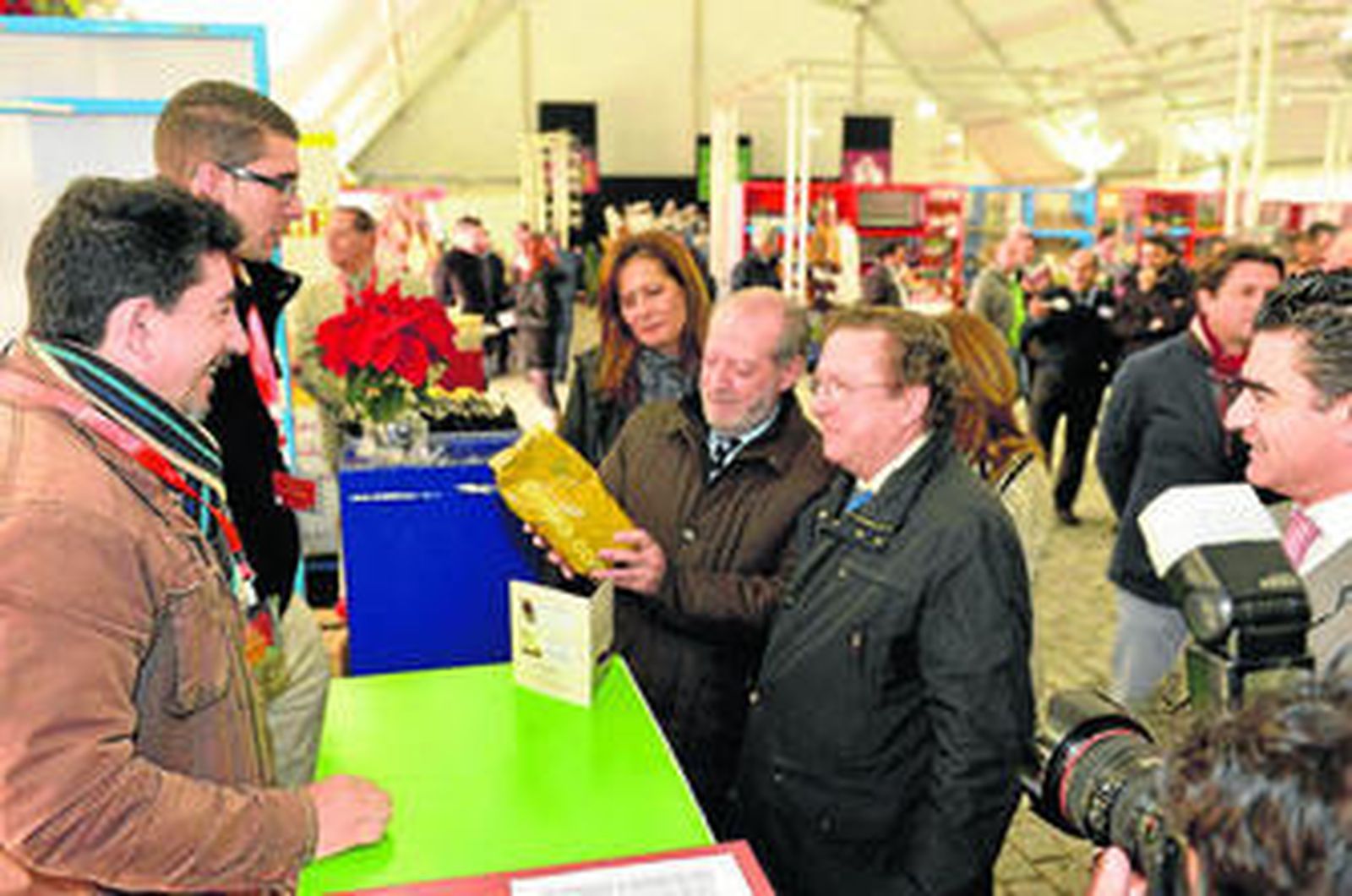 El presidente de la Diputación de Sevilla, Fernando Rodríguez Villalobos, en la pasada feria gastronómica de la provincia.