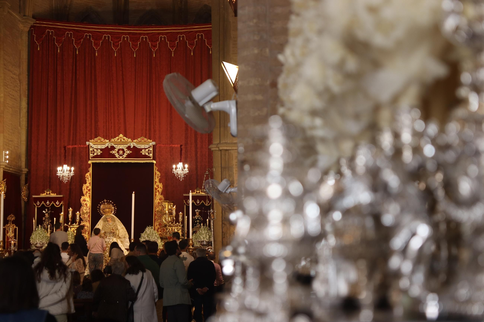 Sevilla acaricia la Semana Santa en un Domingo de Pasión lleno de cultos