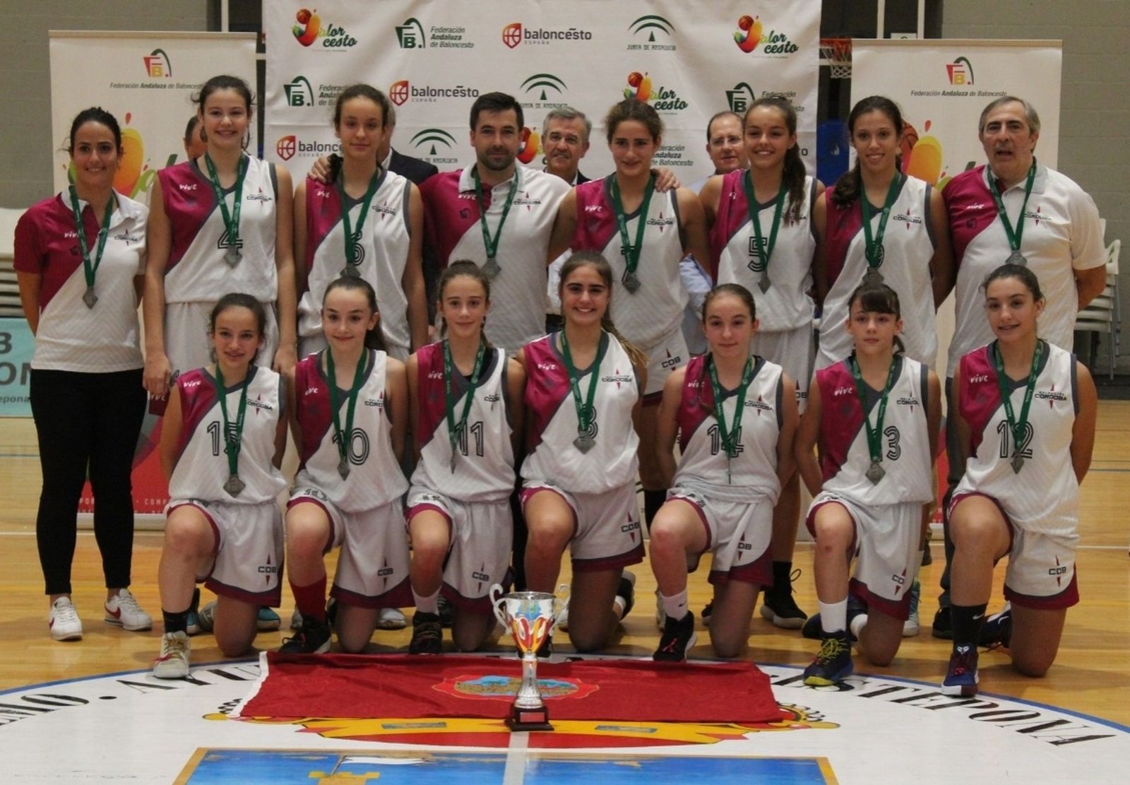 Córdoba posa con sus medallas de plata y su trofeo como subcampeona en el andaluz de selecciones provinciales infantil femenino.
